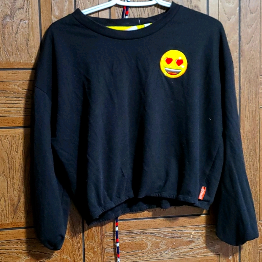 Full sleeved cropped sweatshirt.